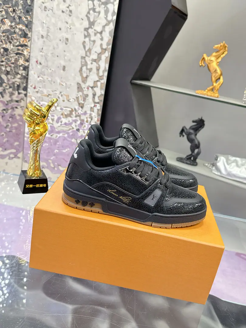 Plant prices Officially the latest.💗Recent Colours💗 Original development Quality out. Welcome to the comparison. ❥❥❥❥❥❥LVShoes Series LV Trainer MaxiThe sneakers bring in the loose contour of the dress series.VirgilAblohIn the pen.LVTrainerSports shoe design, Spring and summer boys show.. The skin of the cow and the face of the skin, the fabric and the laces., And with a bunch of beads, you can see the classics.. LVLetters with shoe tongues, MonogramFlowers are outside.. Mixed Materials It's made of top-deep cow skin., Import custom-made cowboy cloth packages, Coarse shoe tie-tape design, Sideband Monogram Big stamp., Shoe tongue and back heel.”lv 54“Emblems., There's a rubber coat. Monogram Flowers., The cotton in the web., Comfortableness is as great as ever., The legacy of the good., Quality is paramount., Worth it.！ Codes: Men39-44（ 38 46I'll make sure I don't change it.） ♡Full package with original gift box