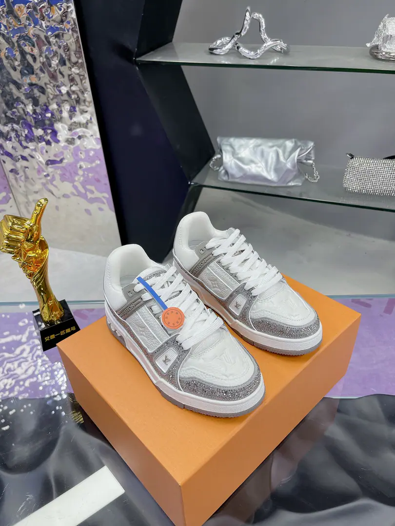 Plant LvNew Colour The drill won't drop.（Drilling.） Original development Quality out. Welcome to the comparison. ❥❥❥❥❥❥LVShoes Series LV Trainer MaxiThe sneakers bring in the loose contour of the dress series.VirgilAblohIn the pen.LVTrainerSports shoe design, The skin of the cow and the face of the skin, the fabric and the laces., And with a bunch of beads, you can see the classics.. LVLetters with shoe tongues, MonogramFlowers are outside.. Mixed Materials It's made of top-deep cow skin., Import custom-made cowboy cloth packages, Coarse shoe tie-tape design, Sideband Monogram Big stamp., Shoe tongue and back heel.”lv 54“Emblems., There's a rubber coat. Monogram Flowers., The cotton in the web., Comfortableness is as great as ever., The legacy of the good., Quality is paramount., Worth it.！ Codes: Female35-40 Men39-44（45I'll make sure I don't change it.） ♡Full package with original gift box