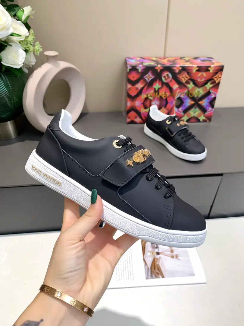 LVParagraph Frontrow The sneakers are moving with silky little cow skins., And then the magic stick., I'll have a different strap between the soles and the rubber. Monogram The nails and Louis Vuitton logo.. Add a cushion to the inside to improve comfort.. Fabulous.: Silky-tiny., A foot-skin.（Bullskins.）.Colours: Black and white.. Women35-41（34and42You can make a reservation.）Welcome to the top sheet.