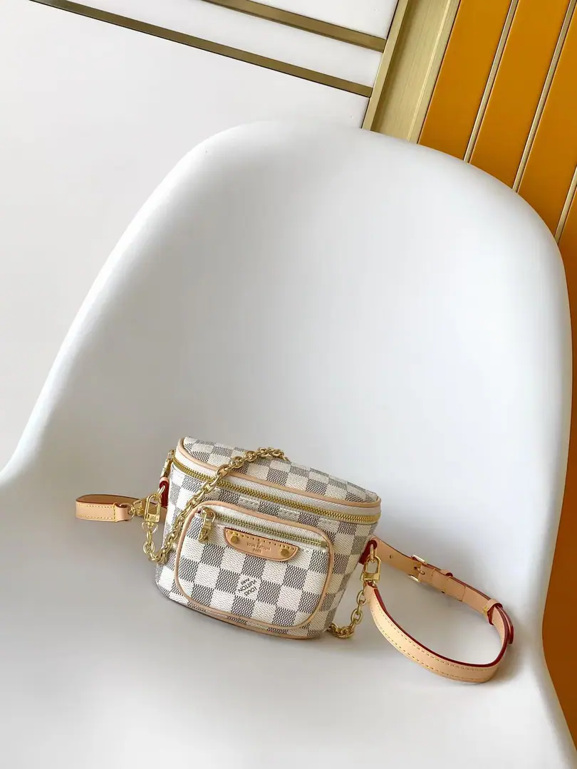N00130This version.Mini BumbagIt's perfect for the coming season., It's a recreational fashion style.. It's made of canvas., It's branded with a sign-based blue board pattern., The inspiration comes from the light and elegantness of the French Riviera.. Multiple zippers provide sufficient storage space for daily necessities, It can be slashed or worn on one shoulder.. 17 × 12 × 9.5 centimetres （Length x Height x Width)00680