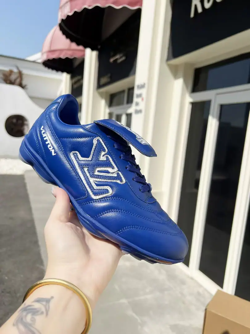 2025New annual paragraphLVCouples with the same pair of shoes., 🔥🔥🔥It's just a fashionable thing to wear. This one. Footprint Soccer ♪ The sneakers on ♪2025The spring and summer fashion show., Yes.Pharrell Williams The first time I ever designed a football shoe.. Shoes are inspired by football that goes beyond generations and cultures., Echo2025Spring and summer fashion show., Theme for universal participation. Shoes are famous for their fluid design., The side is moving.IV InitialsSigning dots, The shoe-teleton straps are inspired by football.Lvers UnitedEmblem., And the soles of the soles of the rubber shoes are a lot of Louis Vuitton.. ♪ Fancy and leisure ♪ The fashion world., Codes（Female35-41, Women41Do it.）（Men39-46, 45-46Do it.）