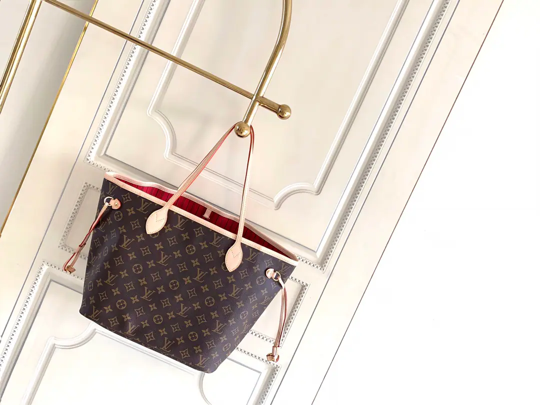 Medium, Dynamic chip C【It's so exclusive.M41177Medium M40995】 🎀🎀Classic shopping bag.💋💋Louis Vuitton. Neverfull A new classic handbag., Explore the fine details in the bag. The redesigned insides used fresh fabric lined and inspired by the retrograde details of the Louis Vuitton archives., There's nothing more commendable than a detachable zipper., It can be used as a handbag, either alone or in a handbag., And as an extra pocket.. The bright liner is Monogram The classic canvas adds more lively sense of activity.. Medium Size: （32*29*17） Large size: （40*33*20）