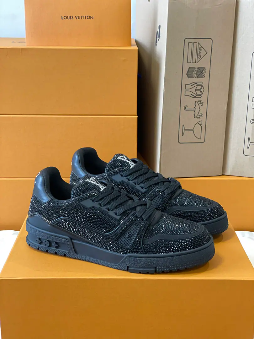 Top Version Couple money.💏 Paragraph LV Trainer The glitter of the crystals of the sneakers., To the designer.Virgil Abloh The original design of the Spring and Summer series is to be saluted.. The surface of the shoes and the rubber floors are a classic brush., Monogram Flowers dotted on it., I'm giving you inspiration from the ancient basketball shoes.. 🆚The only custom-made cow is a high-wild-lit cow counter-featuring. 🆚A private model.Vuitton Marking, Shoe straps. 🆚Customize silk slides. 🆚TPUCombine to base grinding and skating yellow ✅The original is hidden in the background.Monogram Flowers. Process: All computer needles are wired.. Shoeheads., Backset, Cold thermal process modifier. The whole set of holsters.. 35-40 39-44（45.46）