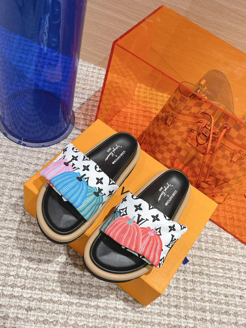 🐼🐼 LV | Louis Vuitton. 2023♪ Spring and summer ♪ Top Version⚠️ The newest feather slippers in the cabinet. A huge amount of money from domestic and international bloggers., Old and fashionable. The upper toe blew up.！The boss's push. All colors. Shoe.: nylon's old bouquet.➕Full feathers. Uchi.: Lamb skin. Otsumi!: The original is starting to burst into the bottom. Shoes.: Female size35-40 （41. 42No, no, no, no, no.）