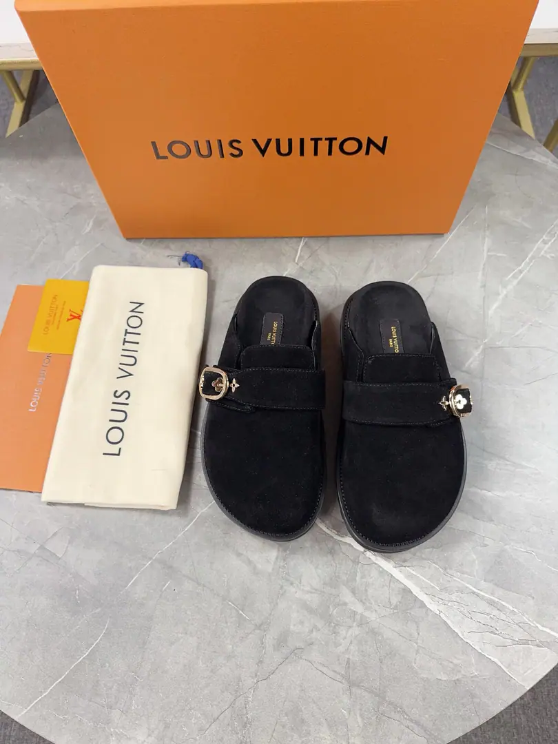 Couple money.👩🏻👱 Series slippers Half bag tow. louisvuitt…on fw. new arrival～ L…v aspen Water table slippers LHome.2025Autumn and bracken slippers.🆕New Classicmonogram Bulb material from the bottom, The thicker floor is full of comfort.💯 Full gain.💯 The inside sheep. size 35-45