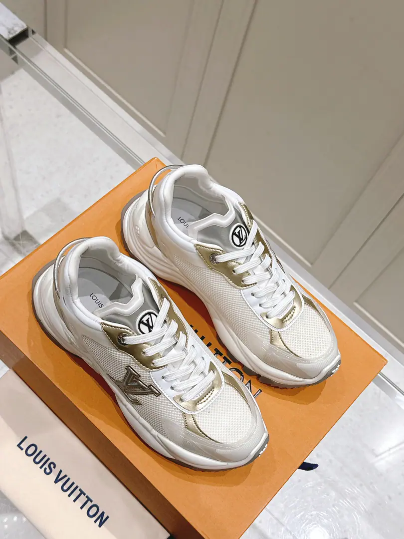🏧𝐋𝐕Louis Vuitton.LDonkey. Explosive.RUN 55 Couples' sneakers. Network Flowers. Four leaf grass. Leisure SneakerRun-shoes. Dad's shoes.. Original procurement development Make the goods. Paragraph Run 55 The sneakers return to the new season., ♪ Putting together technology and leather ♪, Accomplishment-friendly urban configuration. Sides a little different. Monogram Flower pattern. The inspiration to re-exploit classic running shoes with a thick rubber bottom., To be comfortable and bounce back.. Fabulous.: Original custom-made imported cattle leather material Uchi.: In a high-pressure air-discharge network. Otsumi!: I'm the only one who's got a role model.TPU+PUBottom of Group Couple money.35-45