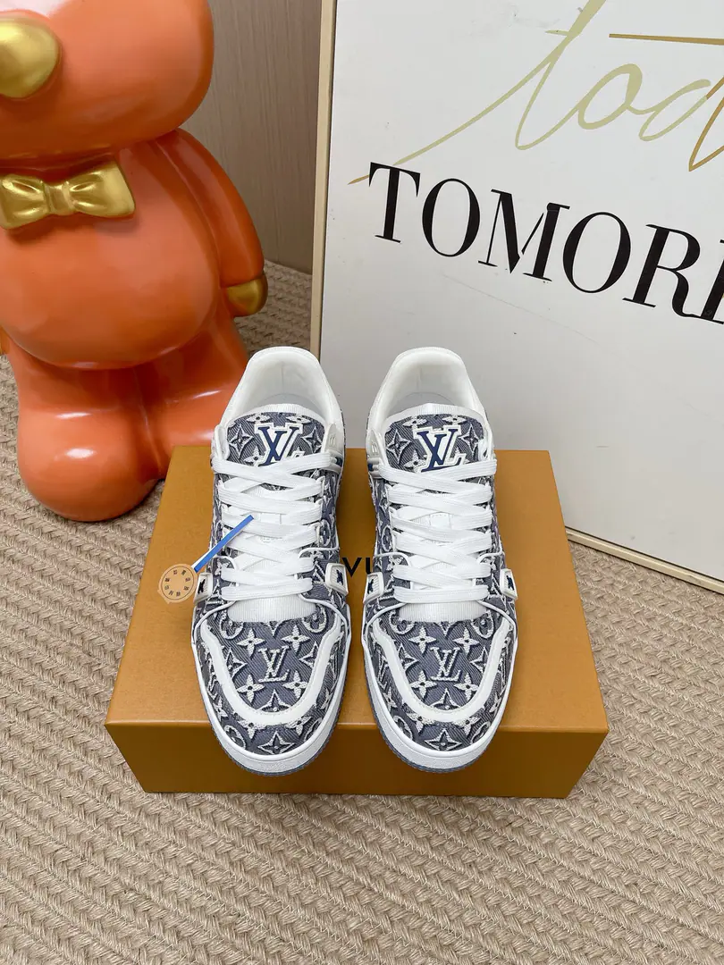 Top Version: Couple money. LV trainer~~New Upgrade~~Classic Return❗ Couple money., Skis., Basketball shoes., Sports shoes…… LVNew Sports Series. The reenactment.. Into the family's many classics.. Super handsome.~~ Full leather fabric., MatchLvThe badge., In the airnet., Original Base, Original shoes,, More details are perfect for the big stuff. size: 35—45（Women41.Men45Do it.）