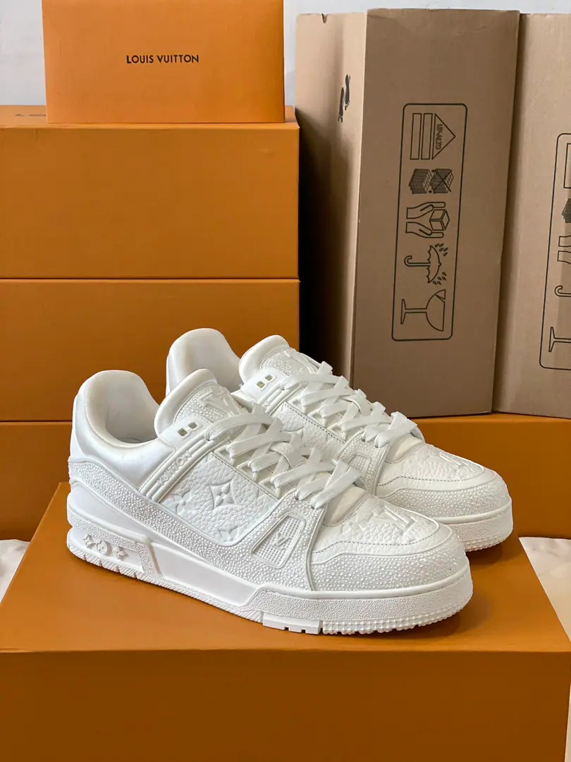 Top Version Couple money.💏 Paragraph LV Trainer The glitter of the crystals of the sneakers., To the designer.Virgil Abloh The original design of the Spring and Summer series is to be saluted.. The surface of the shoes and the rubber floors are a classic brush., Monogram Flowers dotted on it., I'm giving you inspiration from the ancient basketball shoes.. 🆚The only custom-made cow is a high-wild-lit cow counter-featuring. 🆚A private model.Vuitton Marking, Shoe straps. 🆚Customize silk slides. 🆚TPUCombine to base grinding and skating yellow ✅The original is hidden in the background.Monogram Flowers. Process: All computer needles are wired.. Shoeheads., Backset, Cold thermal process modifier. The whole set of holsters.. 35-40 39-44（45.46）