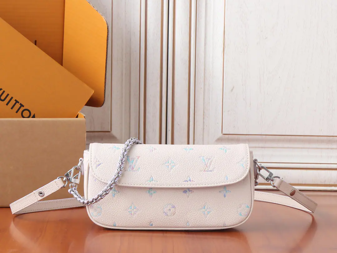 【 C01Dynamic chip】Top First List, Development of the original M29770✨‼️Paragraph Wallet On Chain Ivy The bags are changing with the pink color. Monogram Empreinte Marking, The inter-pressure chain style pattern. A delicate leather pair of cattle can be disassemble and knitted., The main layer is covered., Pocket and zipper pocket., I'll take the money I need to get out of here.. 23.5 x 12 x 4.3CM (Length x High x Kuan) Monogram Empreinte Link Quartz Marking Cow leather. The leather side of the cow. Microfibre liner Metal Magnetic button opening Main Layer The zipper bag. Inline bag Acceptable 6.7 Inches of smartphones, Headphones, Romy Card, Sunglasses., Keys and lipstick. Shoulder belt.: Disableable, Adjustable Half a band.: 22.5 centimetres Half a length of the belt can be moved.: 44.0 centimetres Chain: Disableable Half a chain.: 18.5 centimetres