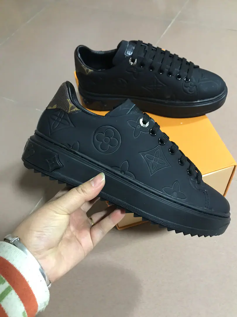 LVThe latest recreational shoe in the cabinet., This new fashion sneakers are made with a crushing flower technique., Fabulous.:Import silk cow skin., I'll put my foot on the skin inside.（Bullskins.）, Original rubber thick bottom, Slipperproof grinding., 35-40Code,（34and41Codes can be ordered.）