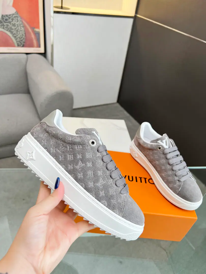 Paragraph Time Out LVThe sneakers are velvet-like, velvet-faced cow leather and mini-skinner. Monogram Leather pressurized.. The Louis Vuitton logo with the placarded eye and shoe tongue is rich in detail.. The tides are thick and the outside is blooming. Monogram Flowers.. Monogram Leather, velvet face. Codes: 35-42 39-45