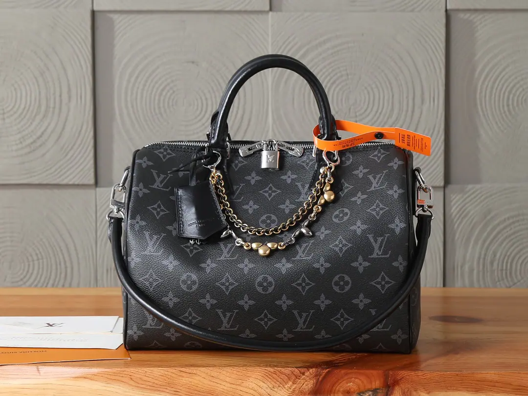 P【 C01Dynamic chip】‼️Top First List, Enhanced version‼️Speedy Soft 30 The bag came from LV Ski Series, By Monogram Eclipse The canvass is a classic design.. Double chains., The wrinkle leather key bag and the marking locks show the details of beauty., Suitable sizes to accommodate tablet computers and other daily requirements. Model: M15102 Dimensions: 21 x 17 x 30 centimetres (High x Kuan x Length)