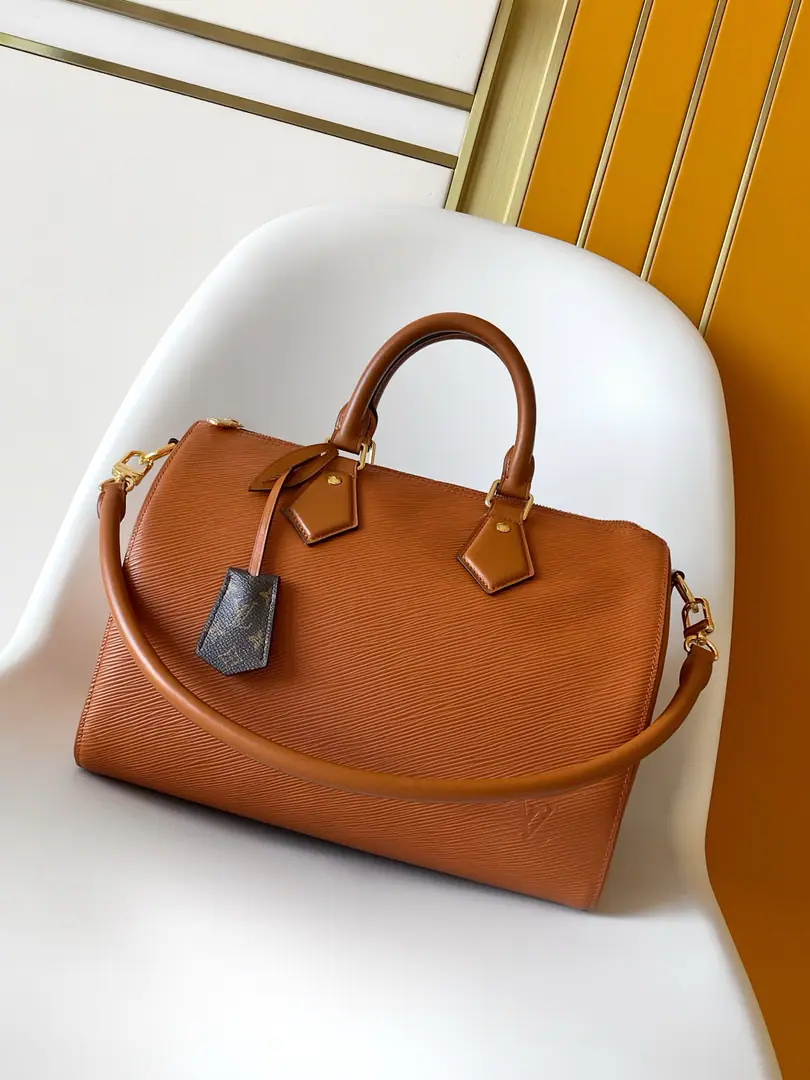 M25671Black M25915Brown Top First List Developments Paragraph Speedy Bandoulière 30 Handbag by Pharrell Williams A fashion partner. Nigo Well designed., For the cattle leather. Monogram A combination of handwriting.“Louis Vuitton.”, “Paris”and“Tokyo”French and Japanese. The leather is covered with the same stamp., Create a visible visual effect. 32 x 22.5 x 18 (centimetres) ((Long x High x Kuan) • Cow leather. • The leather side of the cow. • The insides of the cow leather. • Metal • Main partition with locks. • Inline bag • The zipper bag. • You can remove the bags. • Name • Key bag. • Shoulder belt.: Disableable, Adjustable • Half a band.: 46.0 centimetres • Half a length of the belt can be moved.: 60.0 centimetres • Hand handle.: Hand handle.