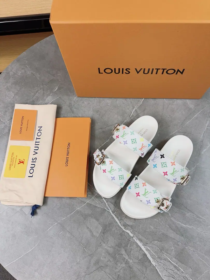 LV2025Spring and summer slippers.🌟The belt buttons can be strained. The sand is full of it. Original OpenLVMetallogoDecoration It's so fashionful and beautiful.🤳🏻Shoe-faced cow skin./Customize imported flower fabric/The original old flower leather. In the skin of the sheep. (Water table+Fly-resistant.+Rubber bottom)Three layers of a combination of the bottom. 🔶Size: Women35-43Men: 38-46