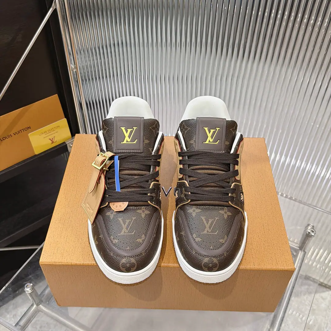 Plant Newest‼️ New money coming in.！ LV TARINELouis Vuitton. Donkey. LHome. Line limit Couple money. Leisure Sports shoes Skis. Original procurement development Make the goods. Paragraph LV Trainer The sneakers are depicting smooth cattle leather. Monogram Pattern, I'm telling you about the inspiration of the ancient basketball shoes.. A lot of shoes. LV Letter, The logo dates back to the brand. 1854 Year Send a cabinet for fine packaging🛍📦 ▪️Fabulous.: Original customized import of head-level cattle skin ▪️Uchi.: The original custom-made air network. ▪️Otsumi!: Original Open Model Slide-InTPUMaterial