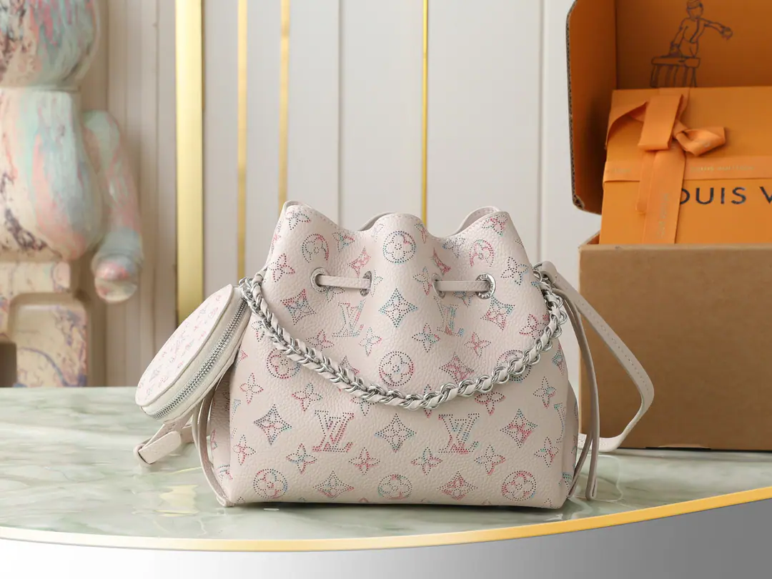 【Top First List It's so exclusive.】M2A Paragraph Link Quartz Version Bella The bag is a classic puncture, a flower leather., The new softness of the metal weaving chain and rounded pocket wallets.. Flexible design slashable, Shoulder or handheld, Just as well as the size of the package. Dimensions: 19 x 22 x 14cm