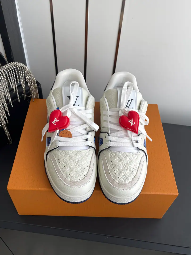 [Append➕60] 🏧𝐋𝐕 𝐓𝐫𝐚𝐢𝐧𝐞𝐫Louis Vuitton. Sports shoes Skis. Couple money.👫 Original procurement development Make the goods. ParagraphLV Trainer The sneakers are chosen to use cattle leather to shape the face of the shoes., It takes hours of heart sewn to complete.. Classic from Virgil Abloh The hand., Showing inspiration from the ancient basketball shoes.. Fashion original custom-made head-decked cow skin The original inside is custom-made in the air network. Original Open-Screen Double ColourTPUGroup Bottom Codes: 35-44