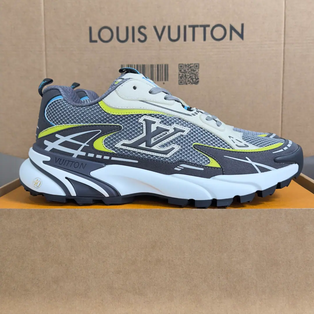 Top Version: Men LVLouis Vuitton. Donkey.LHome.TaticSeries Leisure Sports shoes Run-off shoes. Dad's shoes. LV Tatic Runner Sports shoes. 1990 The years of running shoes are inspired., And the new wave of sports aesthetics.. The eye and the technology together build the shoes., LV The letters are so colorful and moving.. The light-rolling outside brings with it a 24/7 comfort of wearing., More. Vuitton Sign it up. Send a cabinet for fine packaging🛍📦 ▪️Fabulous.: Original import of wool leather+I'm gonna get a little air-net eye. ▪️Uchi.: The original custom-made air network. ▪️Shoes under the sole.: Original Open-Screen Double ColourTPUBottom of Group ▪️Bottom: 5CM ▪️Size: Men39-45（44/55Custom）