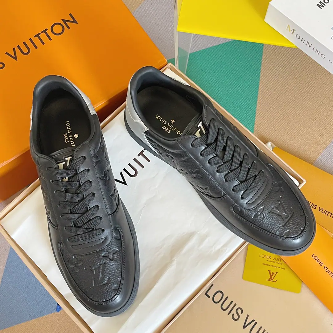 Top Version: Low Gang! LVLouis Vuitton. LHome. Donkey.RivoliSeries Ko Ko-kwan! Leisure Sports shoes Shoes. Original procurement development Make the goods. Paragraph Rivoli High-band sports boots for cow leather., ♪ To show the classics with a sharp brush Damier Pattern. But the steady Louis Vuitton sign shoe belts are constantly designed., Rubber external configuration refined. Send a cabinet for fine packaging🛍📦 ▪️Fabulous.: Original import of head-level cattle skin ▪️Uchi.: The original custom-made air network. ▪️Shoes under the sole.: Original modeling slide-proof rubber floor ▪️Bottom: 2.5CM ▪️Size: Men38-45