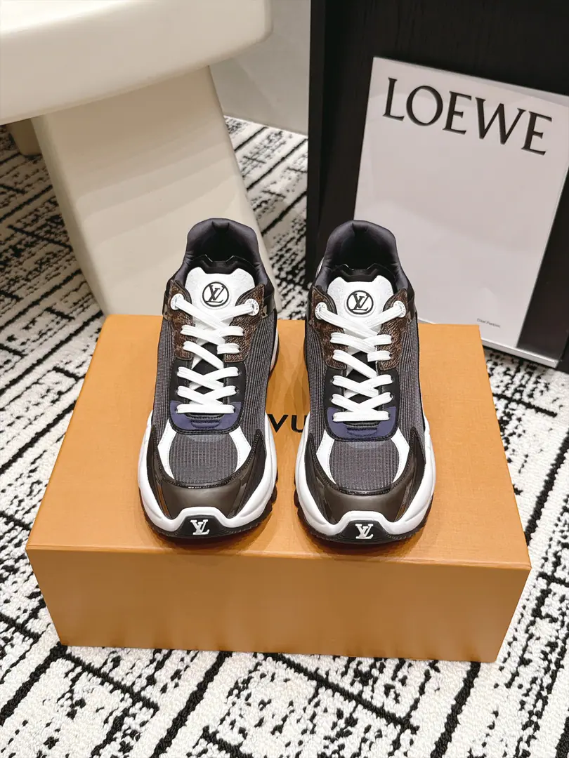 Requisition level #Female Louis Vuitton Run Away 26/New paragraph Leisure sports shoes​​ This is... ​​Louis Vuitton Run Away Sports shoes​​, White net shoes with silver leather., A light blue dot in the shoe tongue and shoelaces., Dark design, Both the tongue and the side of the shoe. LV Circle logo. The whole thing... LV Two years of a hot, old-fashioned shoe.. The shoes are not bad., A few key points. ​​Quite new.​​: White + Silver + The blue color is very good., Summer is a perfect dress.. ​​We're getting thicker.​​: It's a certain increase., But it's not that big a deal., It's natural to wear it everyday.. ​​I'm gonna get some air.​​: It's not boring in summer., Comfort is good in the same price.. ​​More colours​​: Except for this white blue color., And black and white., Pink, Full white waiting for multiple colours. Size: 35-39（40.41I'll make sure I don't change it.）