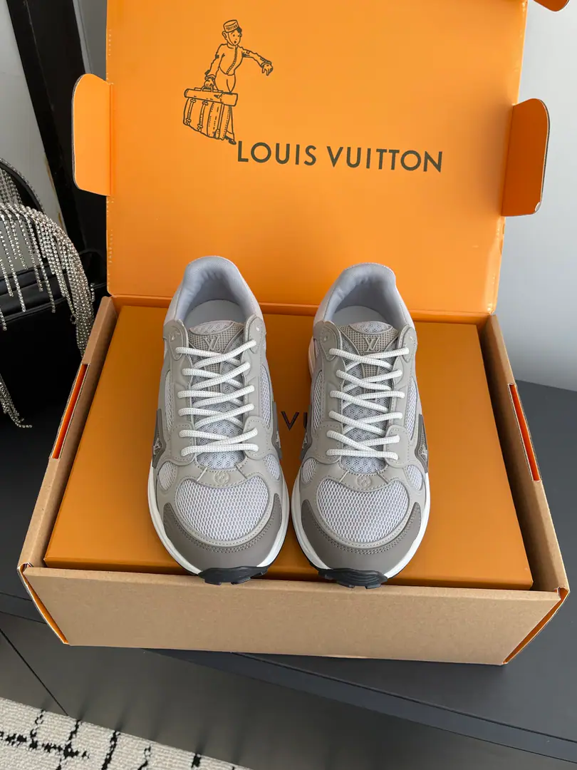 Female/Men 🏧𝐋𝐨𝐮𝐢𝐬 𝐕𝐮𝐢𝐭𝐭𝐨𝐧Louis Vuitton. OLYMPIASports shoes LV OlympiaThe motion-streaming design of the sneakers is inspired by the running shoes.. A fine shoe face is made of various technical materials., Including neteye and metal synthetic leather. It's characterized by many symbolic details. LightEVAThere's a side of it.Monogram Flowers It's designed for bouncy and comfort. The network design ensures the air-emission of shoes. EVAMaterial Not at all. It's not too hard to walk. Excellent feet. Silver metal from future mitts. A twilight purple with a snort., It's a great science. Every day with a broken jeans. Put on a white one.T ♪ And the stylish and the stylish ♪！Seven days a week. I can count on these shoes.“- Yeah, yeah.”It's worth chopping off. Codes: 35-45