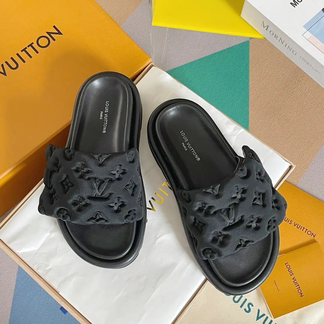 Top Version LVLouis Vuitton.LDonkey. OOL ILLOW COMFORT Magic stickers. Emboss Bread. Flat sandals. Original procurement development Make the goods. Paragraph ool illow Comfort Sub-floor cool towing with cushion for chlorbutyl rubber, Shape a comfortable wide shoe., Then the classics were printed. Monogram Pattern. Magic stickers are easy to adjust., Rough shoes and a convex to perfect the whole.. Send a cabinet for fine packaging🛍📦 ▪️Fabulous.: Original customized technology fabric ▪️Uchi.: Imports of soft sheep skins ▪️Shoes under the sole.: The original model of the rubber bubble is a big one. ▪️Bottom: 4CM ▪️Size: 35-40