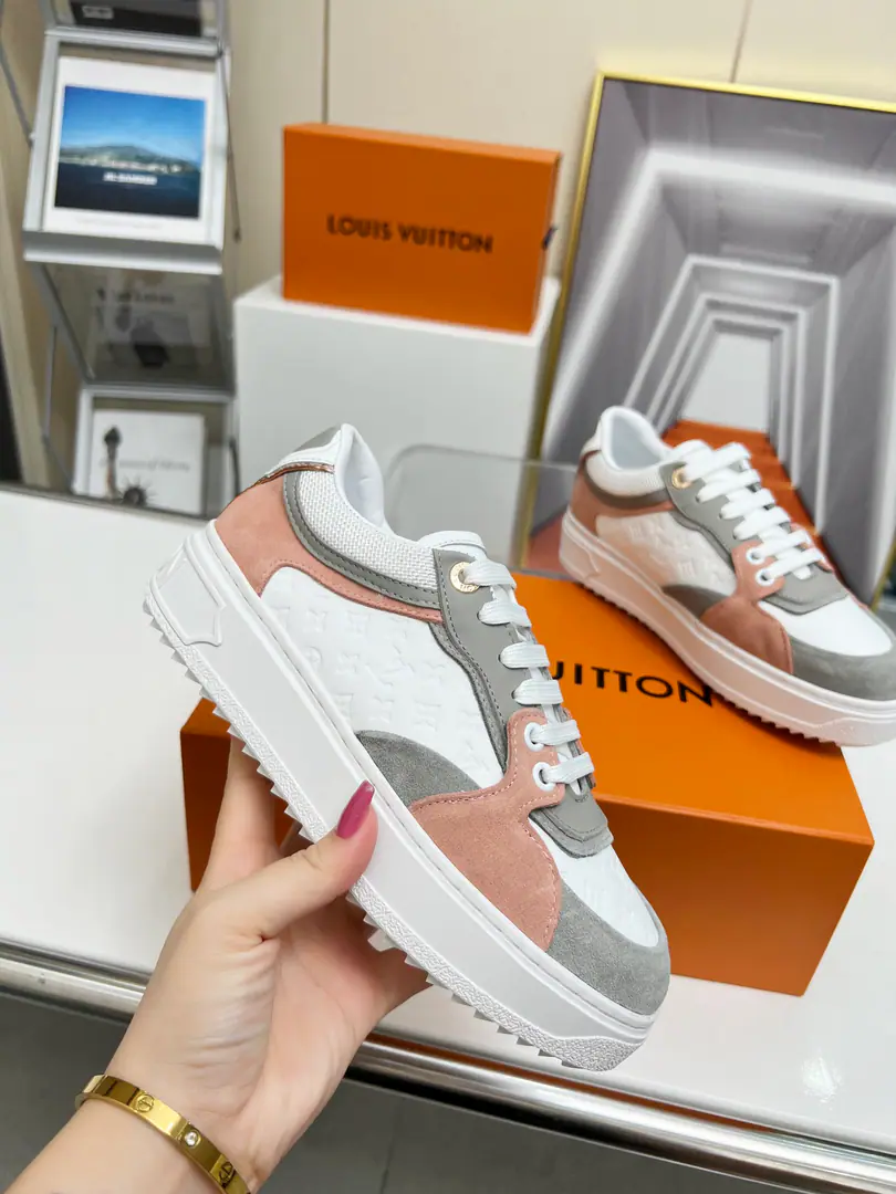 LVWhite shoes. Paragraph Time Out Sports shoes combined with fury cattle leather and Monogram Skins of the oxen., Re-design Louis Vuitton's iconic shoe-shoes.. We're gonna get a thick rubber surface. 3D Louis Vuitton logo, The cotton shoelaces and the metal-marked eyes are rich in detail.. Fabulous.: Silk cow skin.+High-wild-bre-bow., The inside sheep., Skins of feet.. Codes35-41