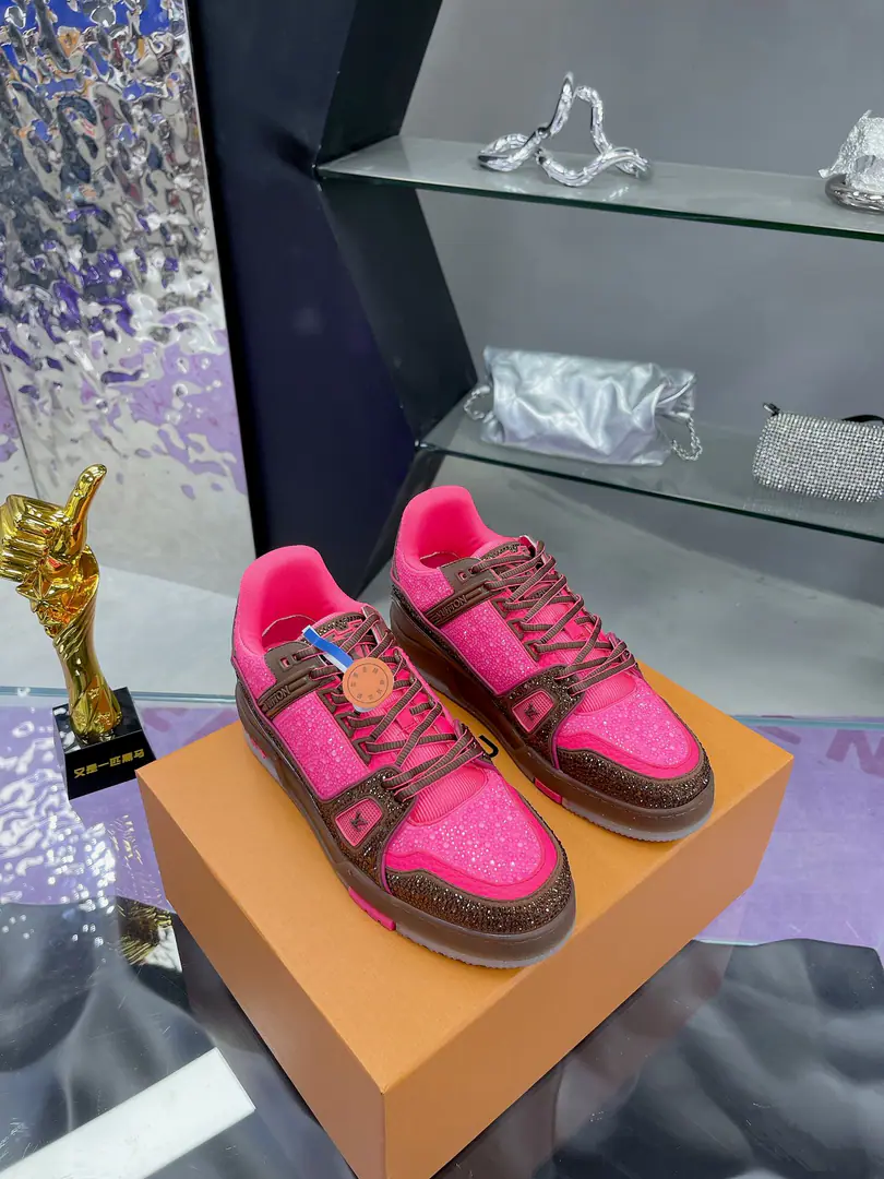 Plant LvNew Colour The drill won't drop.（Drilling.） Original development Quality out. Welcome to the comparison. ❥❥❥❥❥❥LVShoes Series LV Trainer MaxiThe sneakers bring in the loose contour of the dress series.VirgilAblohIn the pen.LVTrainerSports shoe design, The skin of the cow and the face of the skin, the fabric and the laces., And with a bunch of beads, you can see the classics.. LVLetters with shoe tongues, MonogramFlowers are outside.. Mixed Materials It's made of top-deep cow skin., Import custom-made cowboy cloth packages, Coarse shoe tie-tape design, Sideband Monogram Big stamp., Shoe tongue and back heel.”lv 54“Emblems., There's a rubber coat. Monogram Flowers., The cotton in the web., Comfortableness is as great as ever., The legacy of the good., Quality is paramount., Worth it.！ Codes: Female35-40 Men39-44（45I'll make sure I don't change it.） ♡Full package with original gift box