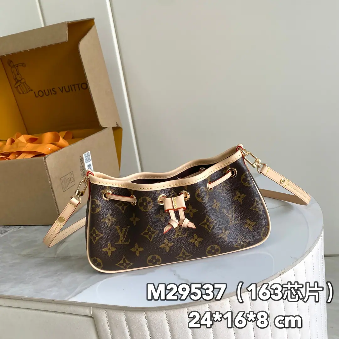 【 C01 Chip version】 Internal pricesP Paragraph: M29537 Original List Enhancement💪【I'm taking a background picture.】 LV Nano Frivole MonogramOld husted. + VVNI'm gonna plant the leather bag., Gold hardware.NoéWater bucket bag derivative, HorizontalEast‑WestModel. - Pull the rope., 3Layer+The chain bag.. Disableable shoulder belt（29–50 cm）, Slashable/♪ Shoulder ♪/Hand., You can put a cell phone on., VictorineWallet and small things.. Dimensions: 24 × 13 × 8 cm