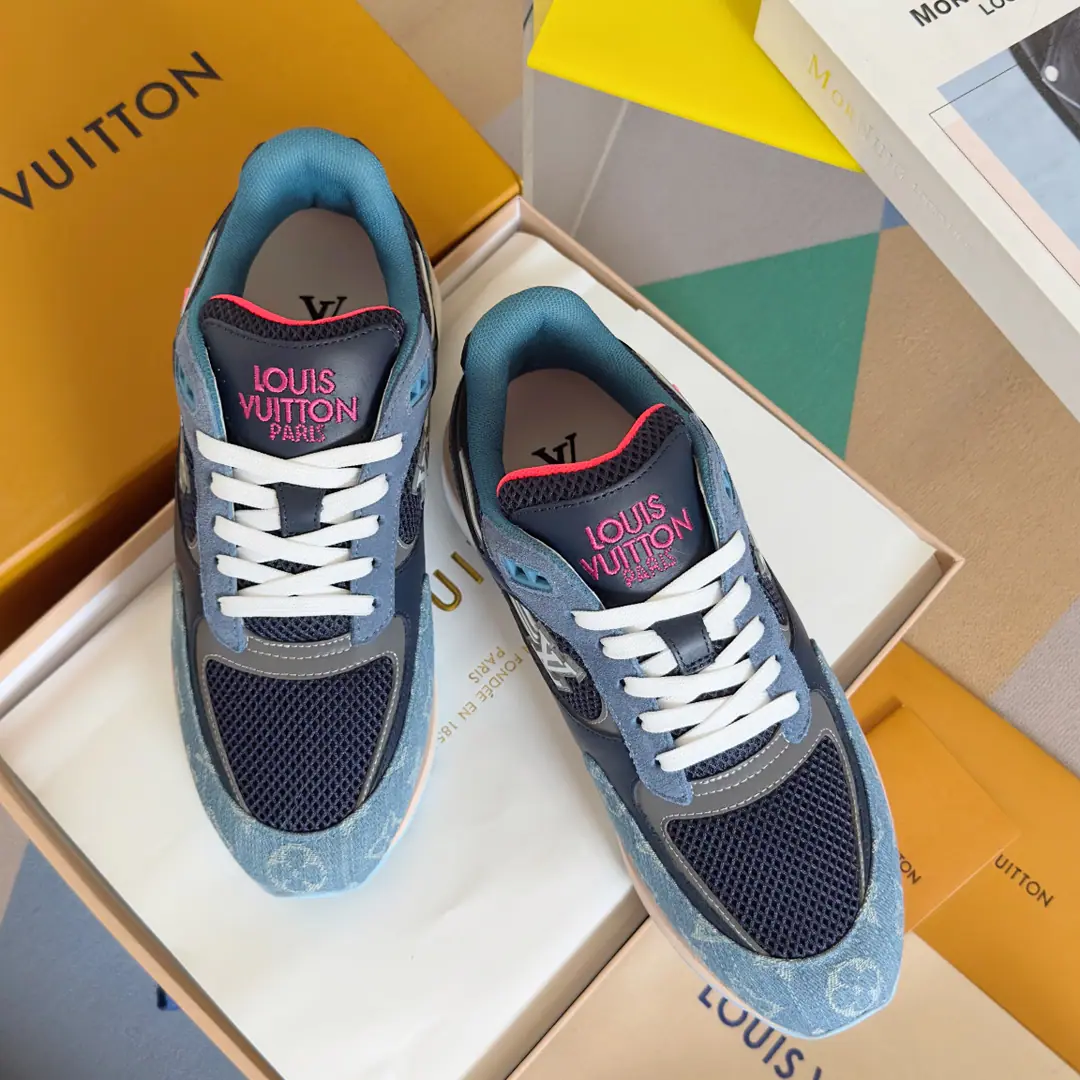 Top Version: Men LVLouis Vuitton. LHome. Donkey. RUN AWAYSeries Leisure Sports shoes Original procurement development Make the goods. Paragraph Run Away Sports shoes, fit. Monogram Daningbu and the technology grid., Showing the inspiration of running shoes.. Don't get into the work detail., Embroidery LV The letters were swayed over the side with the long tail of the comet., Louis Vuitton's logo is a shoe-strap. Send a cabinet for fine packaging🛍📦 ▪️Fabulous.: Original import of head-level cattle skin+Network ▪️Uchi.: The original imported air network. ▪️Shoes under the sole.: Original OpenEVA+TPUMaterial ▪️Bottom: 4CM ▪️Size: Men39-45（Custom46/47）