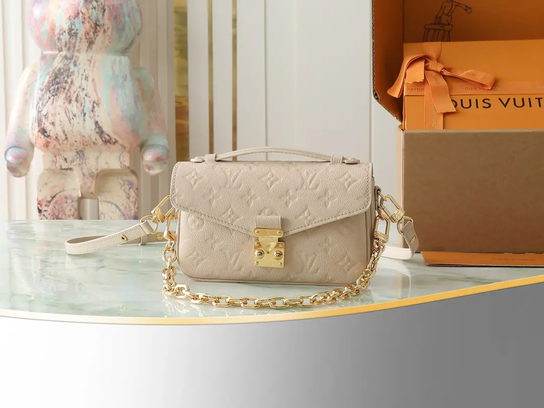 【Top First List It's so exclusive.】M14322Sand The full chain bag postman's nickname. East West Métis Handbag. LVThe mailman has a small number. East West Métis The bags are in fashion-backed bags., The flu is so rich.. The little one chooses soft.Monogram EmpreinteLeather fabric., It's a match. S-lock Locker and fashion top handle., ♪ Shining the light ♪. Different functions, Space Wide. You can take off your long shoulder belt so you can slash your shoulder or slash it.,I'm a regular companion.. Dimensions21.5x6x13.5cm