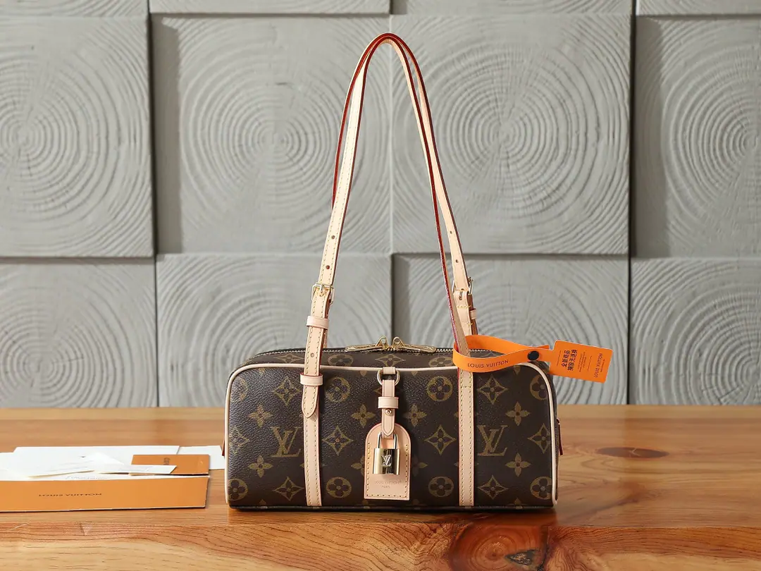 P【 C01Dynamic chip】‼️Top First List, Enhanced version‼️Louis Vuitton back. 1980 Age Cité The classic design of the bag., That's it. Hang On The handbag's a strong, old tune.. Monogram canvas and VVN To shape the contour of a modern bowling bag, Locked and brand name tags displaying brand brushes. Lacing open and adjustable shoulder belts are flexible travel. Model: M47031 Dimensions: 11.5 x 6.5 x 26 centimetres (High x Kuan x Length)