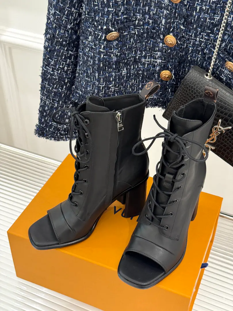 🏧𝐋𝐕A new ass for the fall. Fish mouths with thick toes and short boots. The grace and the tide are here to live. A fine fish mouth design with shoes. The softness of the toes is revealed in a delicate light. Whether it's a street that travels through the cities of China Facework customized leather with original The insides are all parchment. Italian imports are so thick. Size:35-41 [40/41Custom]