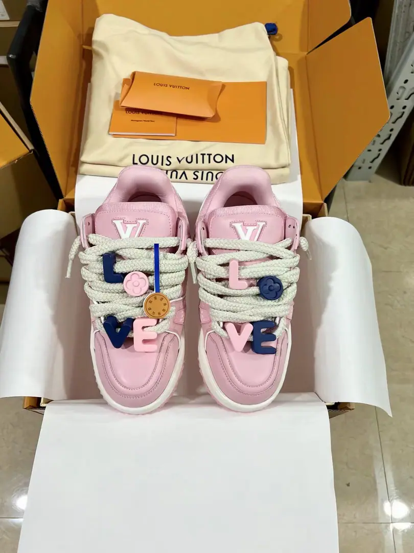Top-level requisition version LV trainer "Couples set a series of leisure basketball shoes. ♪ The value of the face ♪ - The upper foot is fried., Every color is a giant.！The Tide Man needs a single item.🛍 Original customized pressure-cut grains, calf skin.（Non-market super-fibre skin You have to distinguish.！）The symmetrical old flowered mounds the cowboy cloth.. All the accessories are as they were.1:1Custom Even the shoelaces are colored.1:1Make a reservation.. Original Unique private modelTPUOtsumi!. Many of the little heart designs have to be original to be able to see what they're doing., The essence is the detail.！Original Condom Chips Card Sensitivity direct in.lv Official Network😏 Recurse ceiling level Full package of fine airplane gift boxes Please accept my quality.‼️ Please be careful with the market traffic.！ Codes: 35-44（Men38/45I'll make sure I don't change it.）