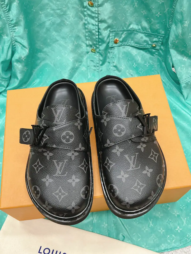🐼 Female size Men 《Unique top version》 Louis VuittonLouis Vuitton. LvThe slipper. 2023Spring and summer's latest boom series.……【The couple's colored and the flowers are drowsing.】 High-level lazyness., I'm not tired of watching., Fashion Fill！The details are felt in your heart. ❶Fabulous.:Original Open VC➕Press FlowersLoGoProcesso ❷Uchi.:Lamb skin. ❸Bottom:Original Open UBubbles ❹Otsumi!:Original Open U➕ VCnegative combination ❺Codes:Female size35-40（40Custom）. Men38-45（45Custom）