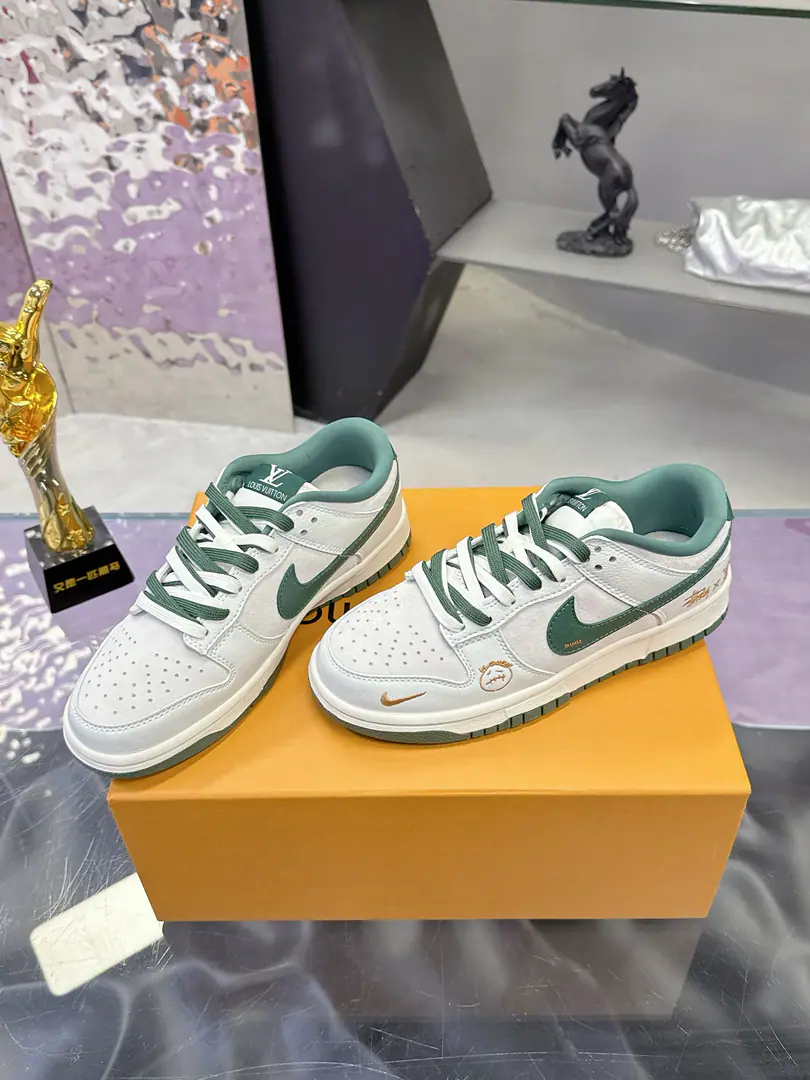Plant LVThe joint Nike series is out of its mind.💗Couple money.💗 Boxing The quality of the Guangzhou factory. Nk SB Dunk Low LVJoint name-Fly blue. Anniversary high-end custom Low-end leisure shoes. Nike Series✅ The big factory is of pure quality. Super-cleaning. The skin is cut clean and there's no fur. The details are perfect. Size: 35-45