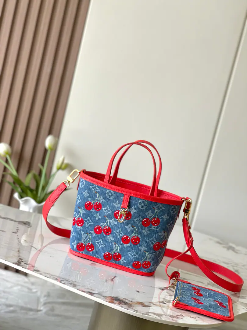 【Outside Haiwon‬Single A home of the truth.‬Shoot.】M14997Cowboy Blue. Cherry.🍒 Top-level hardened semi-styrene hardware c01 ​Paragraph Neverfull Inside Out BB The bag came from Louis Vuitton. x The "Rural Cross-border Cooperation" series, Yes. Monogram Daningbu is wrapped around a swirling leather., I'm going to put my mind on the line.. The cherries of the cherries salute the Japanese artist's distinctive style., The Deningla chain is ready for removal.. 26.5 x 16.5 x 11.0 centimetres (Long x High x Kuan) • Pyre leather. • The leather side of the cow. • Monogram Cherry The line in the Daning fabric. • Metal • - Clips. • Unable to remove zipper bags • - You can take smartphones., Headphones, Rosalie The wallet and the key. • Shoulder belt.: Disableable, Unreconciled • Half a band.: 50.0 centimetres • Hand handle.: Hand handle.