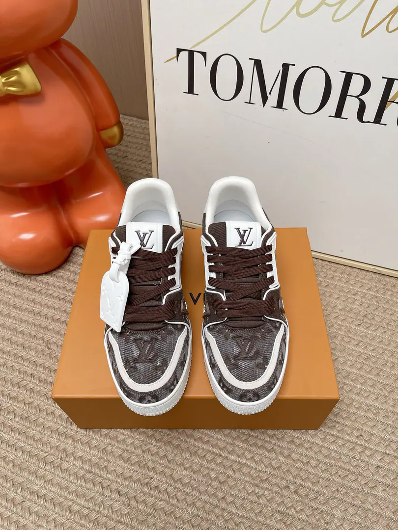Top Version: Couple money. LV trainer~~New Upgrade~~Classic Return❗ Couple money., Skis., Basketball shoes., Sports shoes…… LVNew Sports Series. The reenactment.. Into the family's many classics.. Super handsome.~~ Full leather fabric., MatchLvThe badge., In the airnet., Original Base, Original shoes,, More details are perfect for the big stuff. size: 35—45（Women41.Men45Do it.）