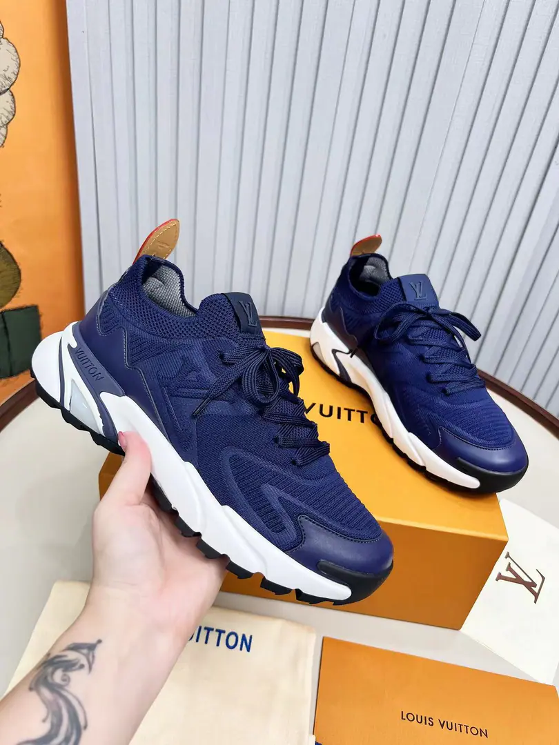 Top Version LVLouis Vuitton. LDonkey.Runner TaticSeries Thick Leisure Sports shoes Run-shoes. Original procurement development Make the goods. Paragraph LV Runner Tatic The sneakers blend with fabrics of flying fabric., Inspired by the traditional hiking shoes.. LV Letters written on one side, Louis Vuitton logo, Light, grinding rubber outside perfects the whole. Send a cabinet for fine packaging🛍📦 ▪️Fabulous.: Pre-release customized fabric ▪️Uchi.: The original custom-made air network. ▪️Shoes under the sole.: Original model-based skating rubber combination material ▪️Bottom: 4CM ▪️Size: Men39-45