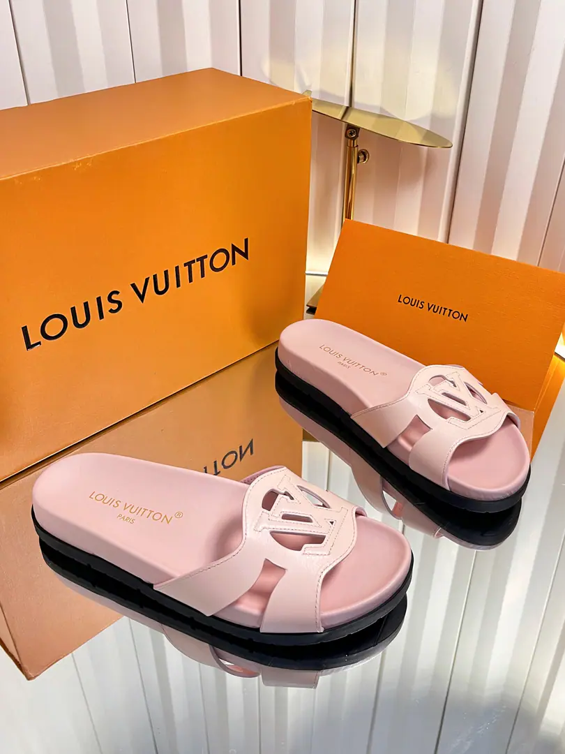 LV｜ISOLA COMFORTEmpty slippers.✨ The counter.26Summer main boost., He's a very human being.IsolaThe series of chills., It's empty.LogoDesign is so low profile.. Import of head-story parchment+Cows are counter-feat., EmptyLVPrecision cutting Full leather mattress bed., You're not tired walking around in your long clothes. Original flower-stressed, slide-proof rubber floor. size: 35-39（40.41.42Do it.）