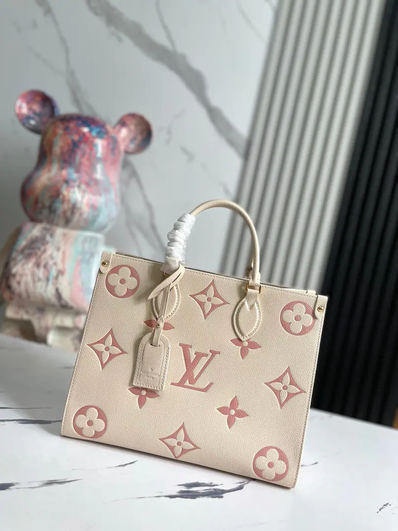 【Top First List It's so exclusive.】M21575Milky white. Full-Purple Pocket Series M45595 Paragraph OnTheGo The medium handbag is released. Monogram Empreinte The skill of the leather., It'll give you a good taste for the season.. Adequate capacity to meet urban travel or business requirements, The top handle and the long shoulder belt are multiple ways of carrying.. size: 35x27x14cm.