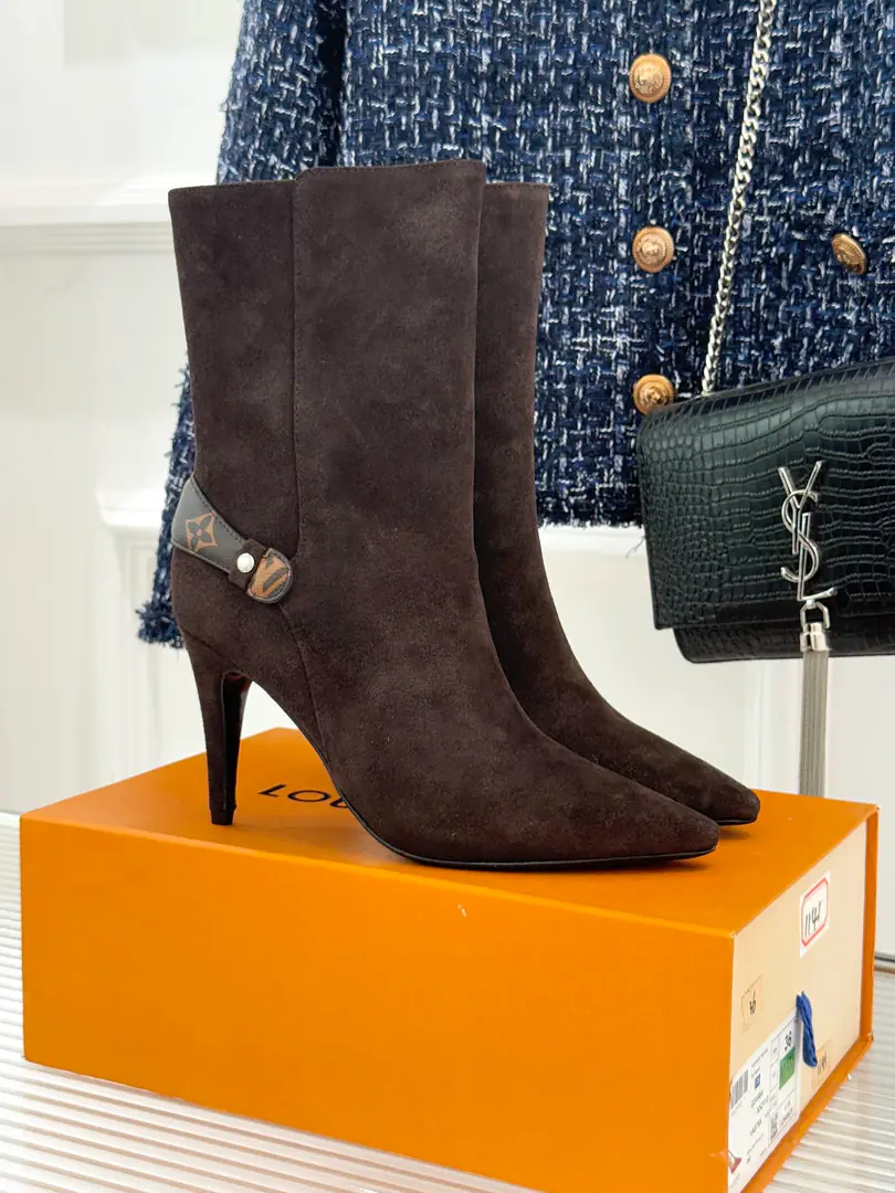 🏧𝐋𝐕A new item in the donkey's autumn and winter. Top-of-the-art old-skins belts with high and short boots. Fine MetalLVSign it up. Personally pointed design Nice and fashionable. Perfectly stretching the legs. ♪ Gives you confidence and freedom between walking ♪. Comfortable and tall.8cm Walking is sexy. The fabric is in the original form of sheep./Bullskins. The insides are all sheep's skin. Italian imports are so thick. Size35-41 [40/41Custom]