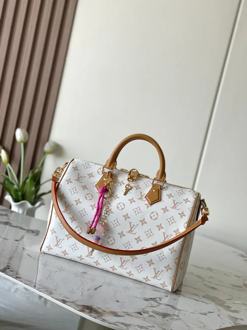 Paragraph15108White flowers on sand dunes. Top steel single-and-half steel hardware c01Chip ​ParagraphSpeedy Soft 30 Boho The bag is classic. Monogram Tiled canvas., And then the skin line and zipper in the bag.. Ostrich leather edges and bead chains converge in visual focus, Key packs and address plates together build up the details., Toron The handles are multiple ways of carrying.. 30.0 x 21.0 x 17.0 centimetres (Long x High x Kuan)