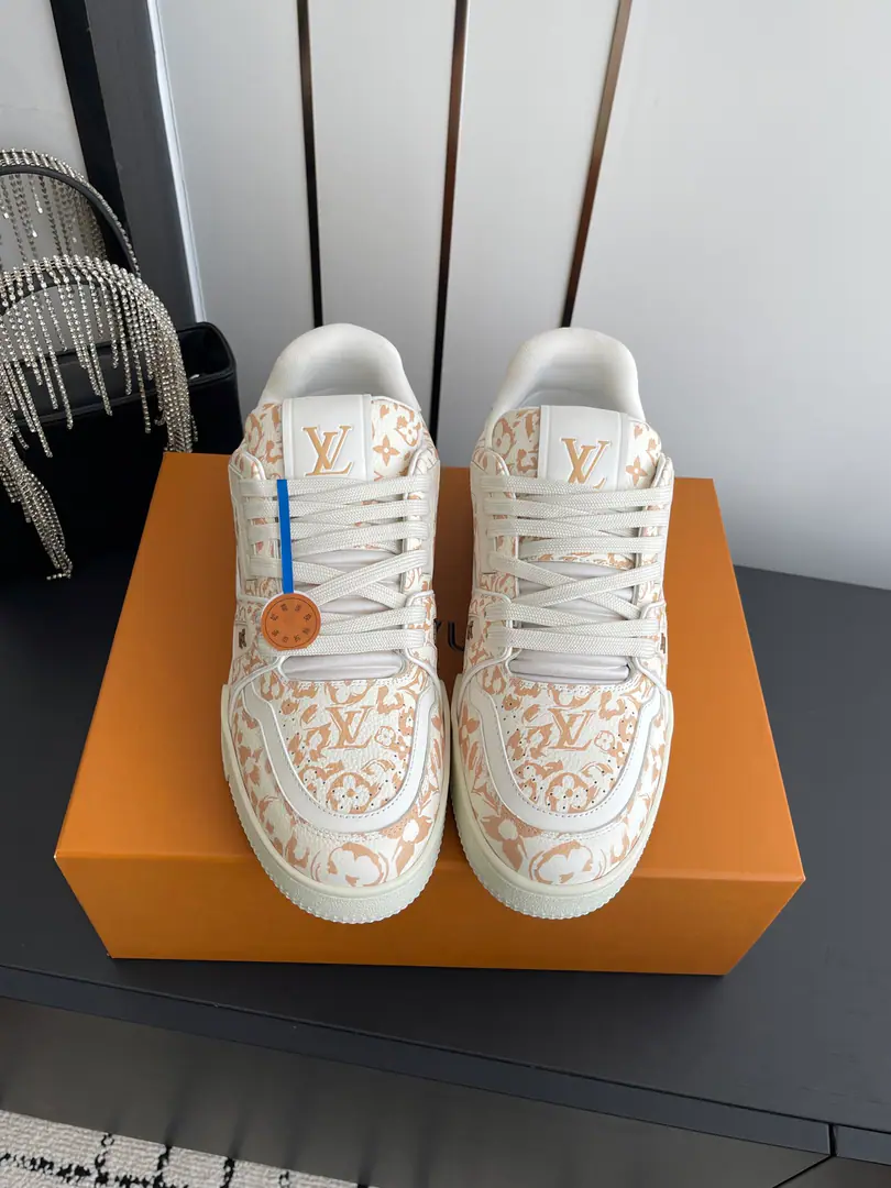 🏧𝐋𝐕 𝐓𝐫𝐚𝐢𝐧𝐞𝐫Louis Vuitton. Sports shoes Skis. Couple money.👫 Original procurement development Make the goods. ParagraphLV Trainer The sneakers are chosen to use cattle leather to shape the face of the shoes., It takes hours of heart sewn to complete.. Classic from Virgil Abloh The hand., Showing inspiration from the ancient basketball shoes. Fashion original custom-made head-decked cow skin The original inside is custom-made in the air network. Original Open-Screen Double ColourTPUGroup Bottom Codes: 35-44