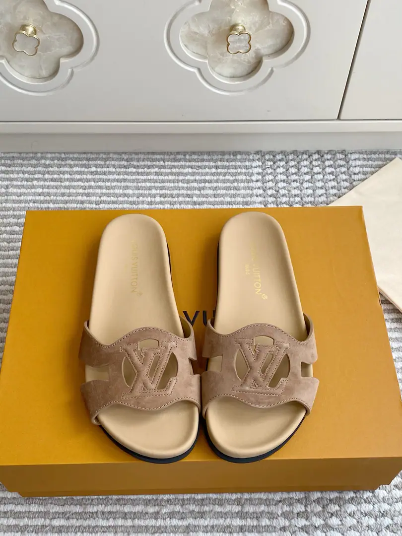 Batch 🐳LV｜ISOLA COMFORTEmpty slippers.✨ The counter.26Summer main boost., He's a very human being.IsolaThe series of chills., It's empty.LogoDesign is so low profile.. Import of head-story parchment+Cows are counter-feat., EmptyLVPrecision cutting Full leather mattress bed., You're not tired walking around in your long clothes. Original flower-stressed, slide-proof rubber floor. size: 35-39（40.41.42Do it.）