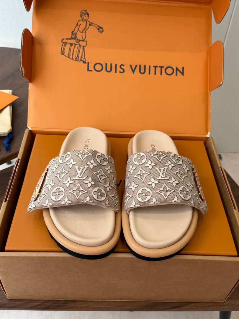 Louis vuitto* 26ssFahrenheit. Couple money. Tow the bread. Another one. Latest Emphasizing %Real feather fill. Top-Adoption LVThe foot of the super-explosive old flower slipper bread at the top. It's so soft and so cozy. The donkeys are so lucky this year. Yes. I'm sure it's a lot better than my second uncle's slippers. The magic stick is designed to be so thin and so thin. Summer favorite.！！ It's a fashionable design. Cool styles can be matched.！！ Size: #Men and women35-45