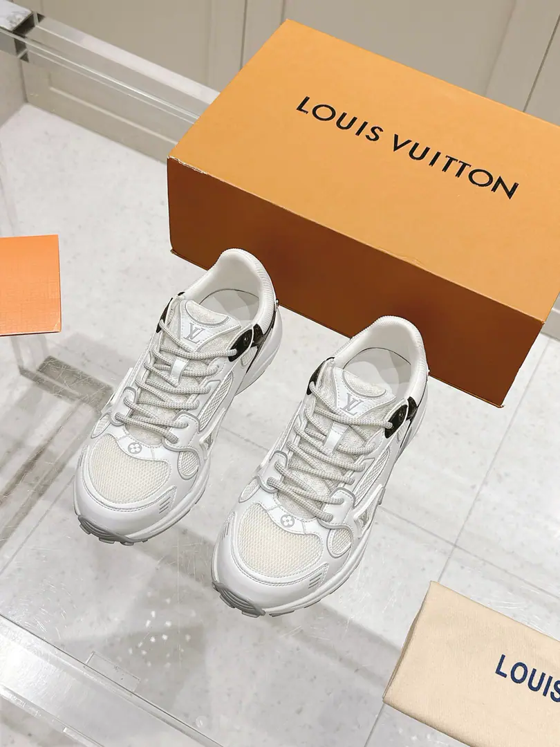 LV Louis Vuitton.LHome. Donkey. LatestOlympiaSeries Couple money. King of Silver Horn. Leisure Sports shoes Run-shoes. Paragraph LV Olympia Technical and technical materials such as the mesh and metal-skinned leather for the integration of sneakers, Design classic shoe remodeling with a simple and easy view.. Light EVA The exterior performance is a snuggler.. Monogram Presses with LV The letters and the details are rich enough to create a sense of recognition. Send a cabinet for fine packaging🛍📦 ▪️Fabulous.: Original imported technical fabric+Network ▪️Uchi.: The original custom-made air network. ▪️Shoes under the sole.: Original model rubber bubble material ▪️Bottom: 3.5CM ▪️Size: Female35-40 / Men39-44
