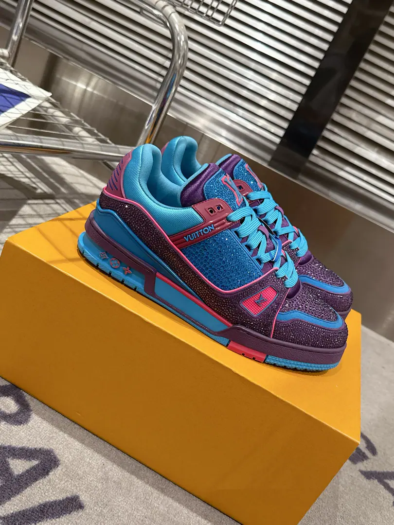 🏧𝗟𝗼𝘂𝗶𝘀𝗩𝘂𝗶𝘁𝘁𝗼𝗻Couple money.👫" LV trainerGlobal limitbulingbuling✨The top-of-the-shoe Quality of the Recreational Sports Shoes Series！ Louis Vuitton, Director of Art.Virgil Abloh The new revolutionary work that we've brought in. I want to put street style into shoe-shoe fashion., More young., Diversity. You're more personal with different socks.😍 Original custom-made cow skin.A special stamped cowboy cloth package. The luxuries of the membrane crystals can't drill. Packet process Solid sewn by locks TPUThe original is comfortable. Full package with original gift box Size35-45 [Women40.41Men45Do it.]