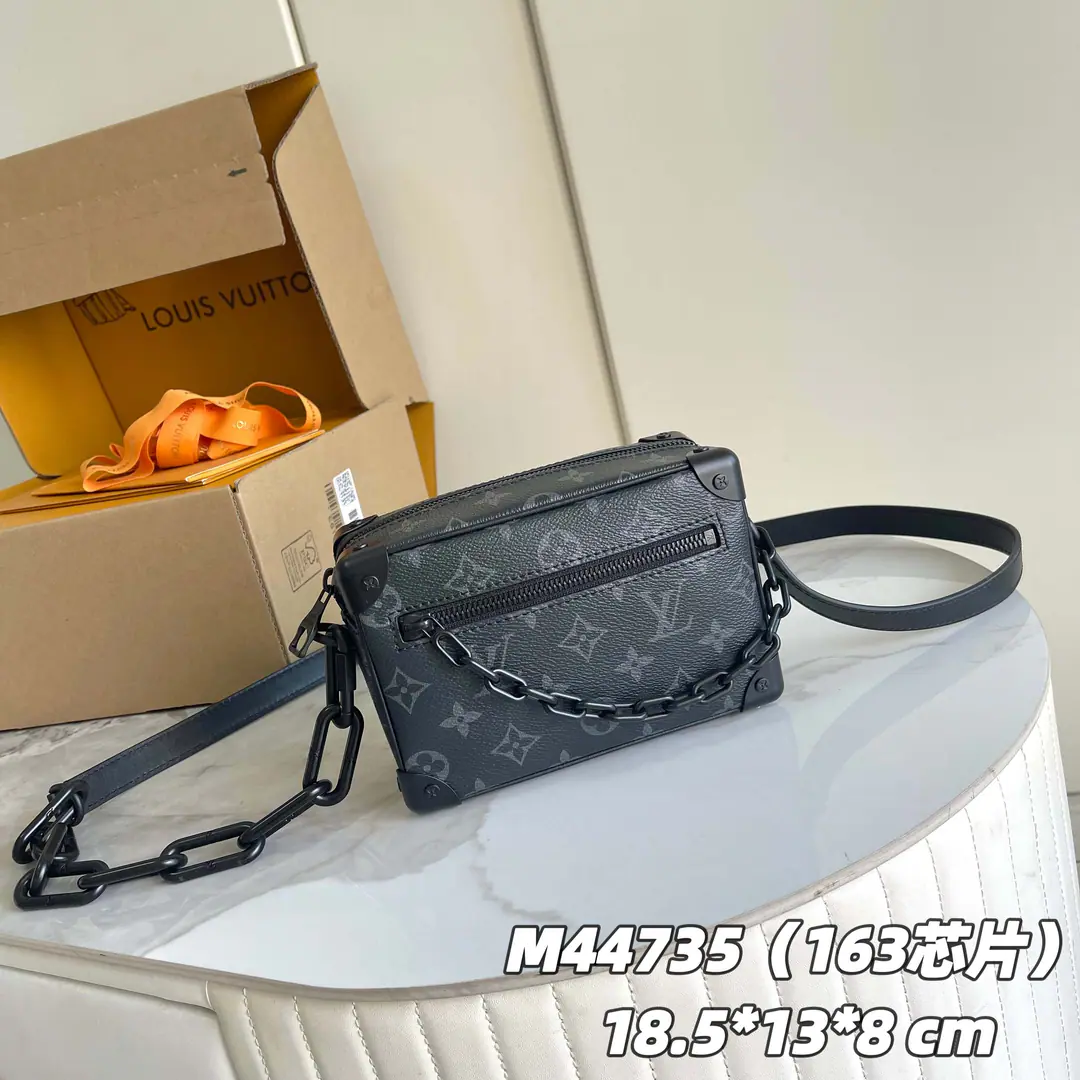 【 C01Chip version】Internal pricesP Paragraph: M44735 Original List Enhancement💪【I'm taking a background picture.】Virgil Abloh Yes. 2019 Spring and summer show. Mini SOFT TRUNK Chain bag., Tell me. Monogram Eclipse The canvas is integrated with the resin chain., A little bit of a graceful, hard-core, retraced branding.. You can have your arms and your shoulders.. 18.5 x 13.0 x 8.0 centimetres (Long x High x Kuan
