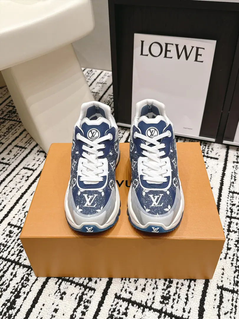 Requisition level #Female Louis Vuitton Run Away 26/New paragraph Leisure sports shoes​​ This is... ​​Louis Vuitton Run Away Sports shoes​​, White net shoes with silver leather., A light blue dot in the shoe tongue and shoelaces., Dark design, Both the tongue and the side of the shoe. LV Circle logo. The whole thing... LV Two years of a hot, old-fashioned shoe.. The shoes are not bad., A few key points. ​​Quite new.​​: White + Silver + The blue color is very good., Summer is a perfect dress.. ​​We're getting thicker.​​: It's a certain increase., But it's not that big a deal., It's natural to wear it everyday.. ​​I'm gonna get some air.​​: It's not boring in summer., Comfort is good in the same price.. ​​More colours​​: Except for this white blue color., And black and white., Pink, Full white waiting for multiple colours. Size: 35-39（40.41I'll make sure I don't change it.）